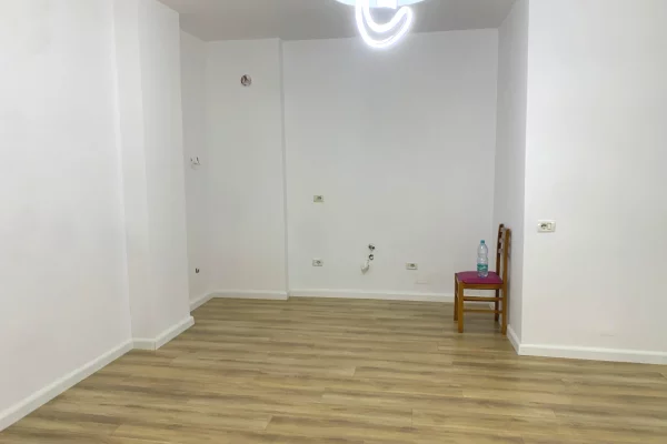 Shtepi ne shitje Apartament ne Tirane, 2+1, Mobilimi E mobiluar, Pagesa 120,000  Euro.