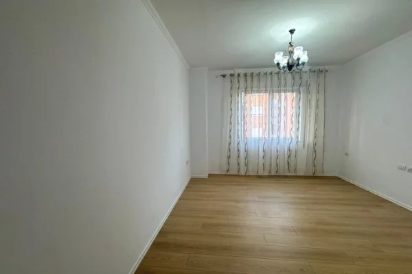 Shitet apartament 1+1