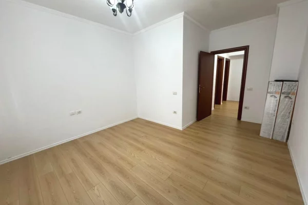 Shtepi ne shitje Apartament ne Tirane, 1+1, Mobilimi Bosh, pa mobiluar, Pagesa 91,000  Euro.