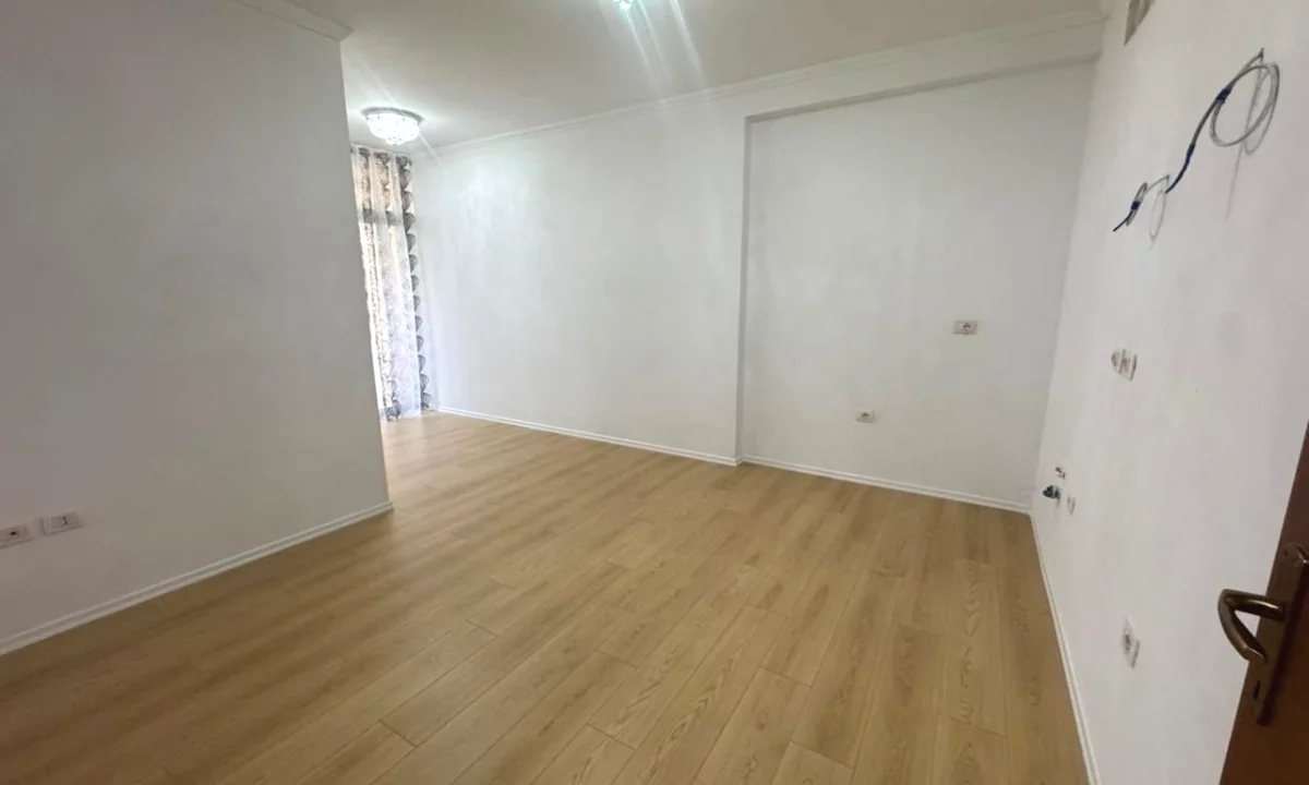 Shtepi ne shitje Apartament ne Tirane, 2+1, Mobilimi Bosh, pa mobiluar, Pagesa 112,000  Euro.