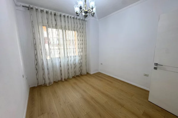 Shtepi ne shitje Apartament ne Tirane, 2+1, Mobilimi Bosh, pa mobiluar, Pagesa 112,000  Euro.