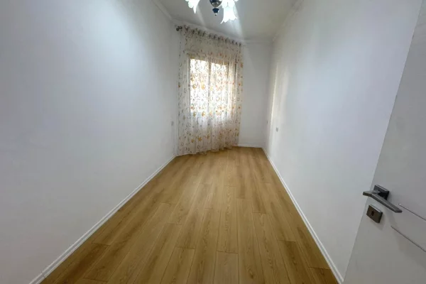 Shtepi ne shitje Apartament ne Tirane, 2+1, Mobilimi Bosh, pa mobiluar, Pagesa 112,000  Euro.
