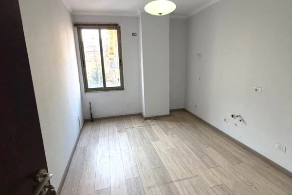 Shtepi ne shitje Apartament ne Tirane, 2+1, Mobilimi Bosh, pa mobiluar, Pagesa 258,000  Euro.