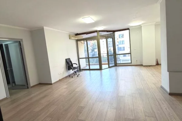 Shitet apartament 2+1 ,21 Dhjetori