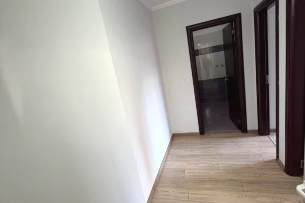 Shtepi ne shitje Apartament ne Tirane, 2+1, Mobilimi Bosh, pa mobiluar, Pagesa 258,000  Euro.