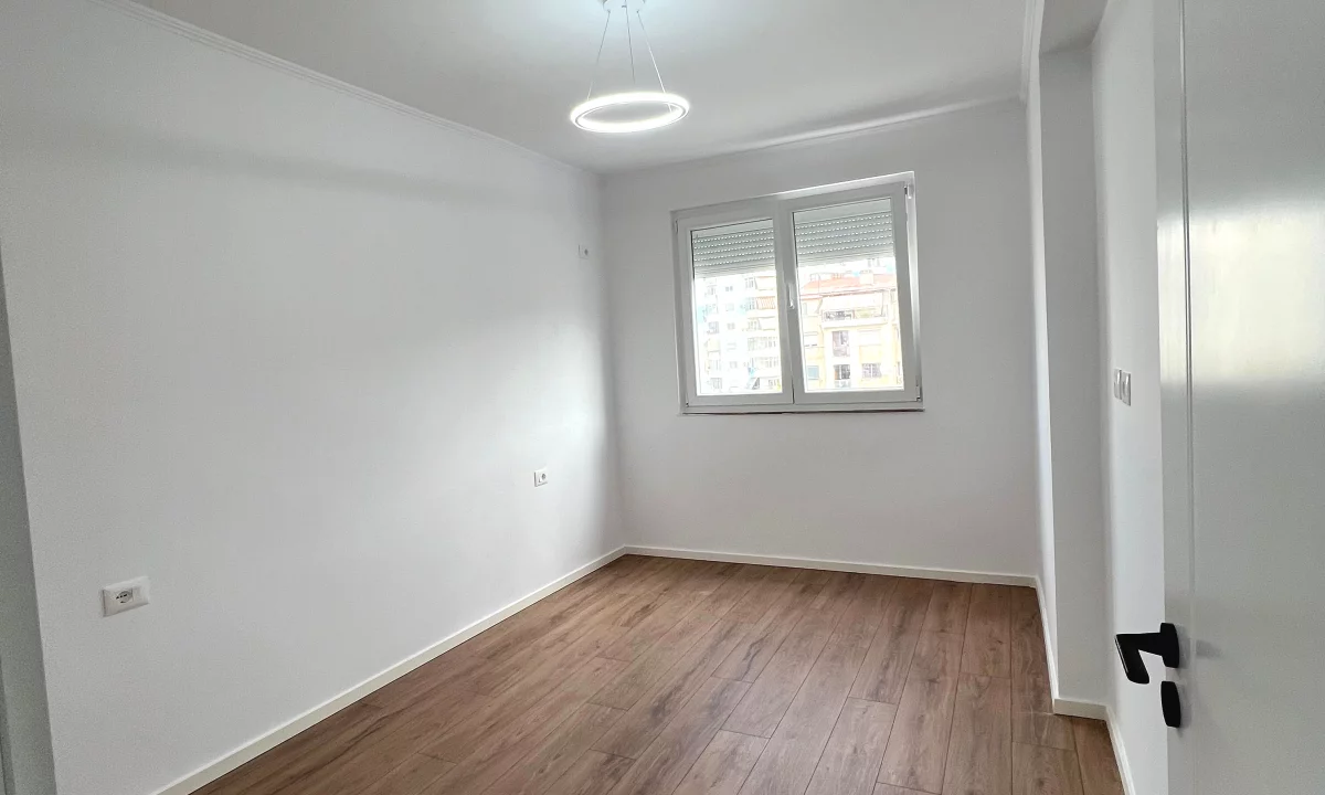 Shtepi ne shitje Apartament ne Tirane, 1+1, Mobilimi Bosh, pa mobiluar, Pagesa 128,003  Euro.