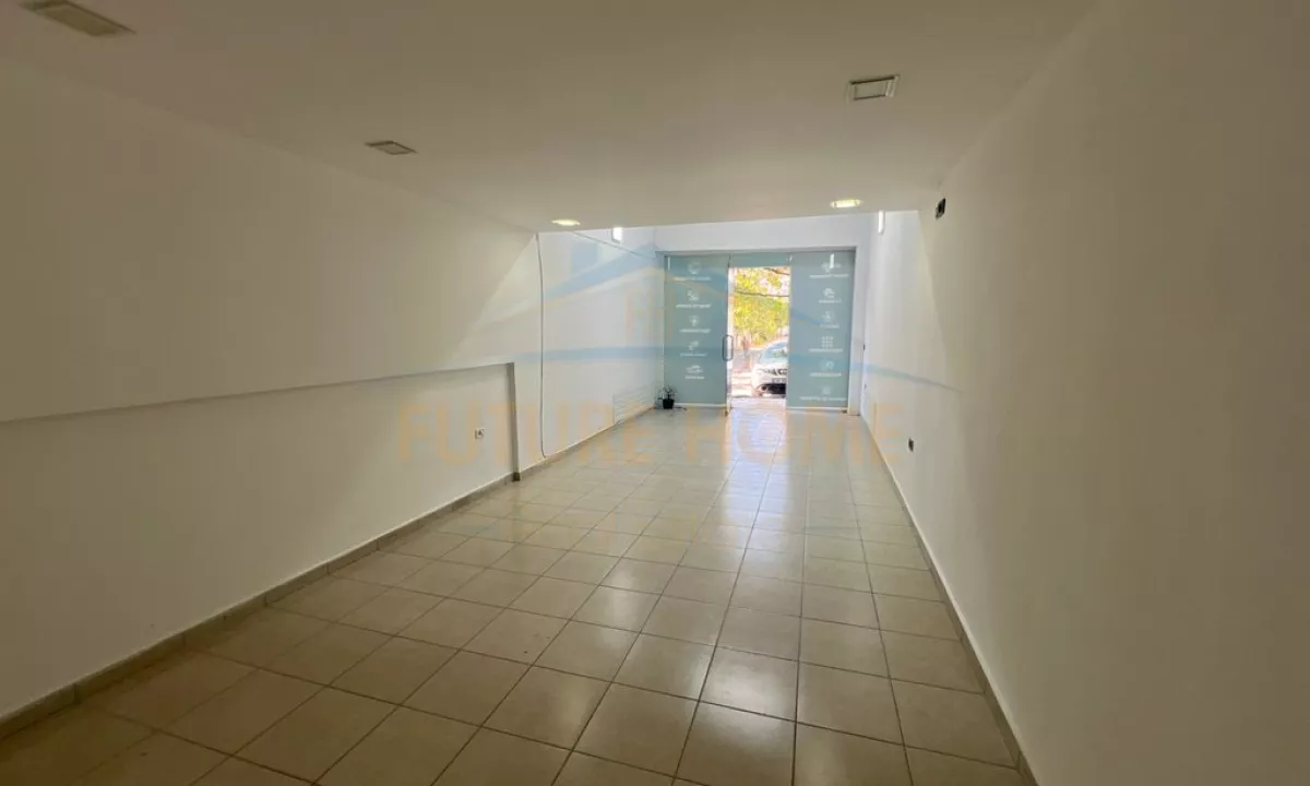 Shitet, Ambient per Zyra, Unaza e Re, Tirane