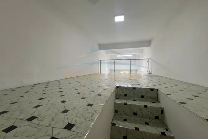 Shitet, Ambient per Zyra, Unaza e Re, Tirane