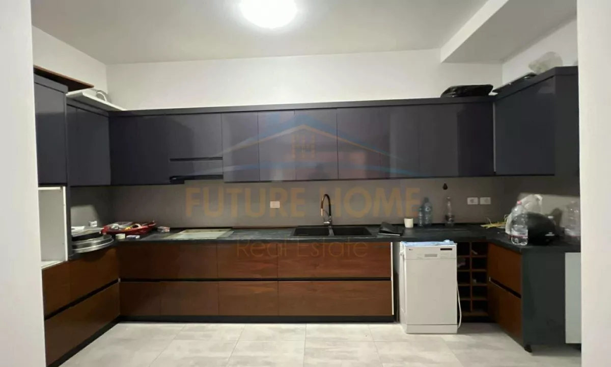 Shtepi ne shitje Apartament ne Tirane, 3+1, Mobilimi E mobiluar, Pagesa 255,000  Euro.