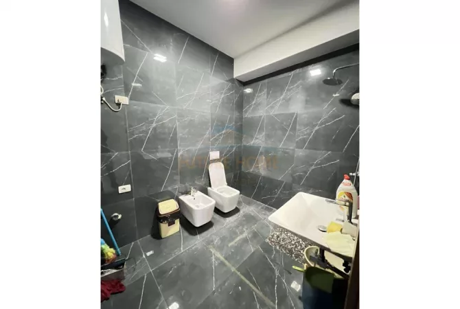 Shtepi ne shitje Apartament ne Tirane, 3+1, Mobilimi E mobiluar, Pagesa 255,000  Euro.