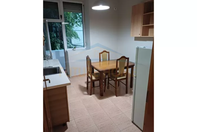 Shtepi me qera Apartament ne Tirane, 2+1, Mobilimi E mobiluar, Pagesa 650  Euro.