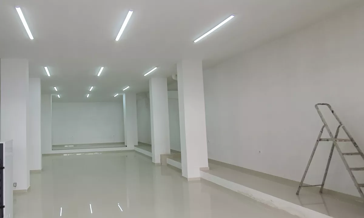 Shitet dyqan ne rrugen Hamdi Sulcebe, zona 5 Maj, Tirane