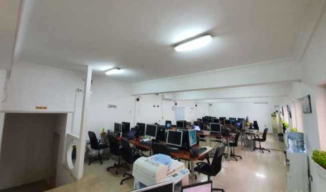 Njesi Komerciale per Qira tek Kafe 