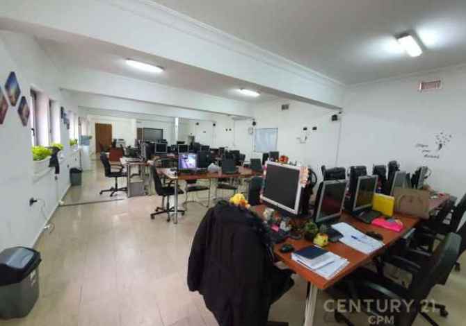 Ambiente Commerciale in Affitto a Tirana - 1,000 Euro