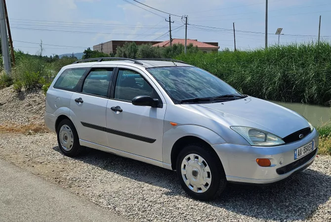 Auto in Vendita a Fier, Ford, 2000 Benzine,Kambio Manual Pagamento 1,400  Euro.