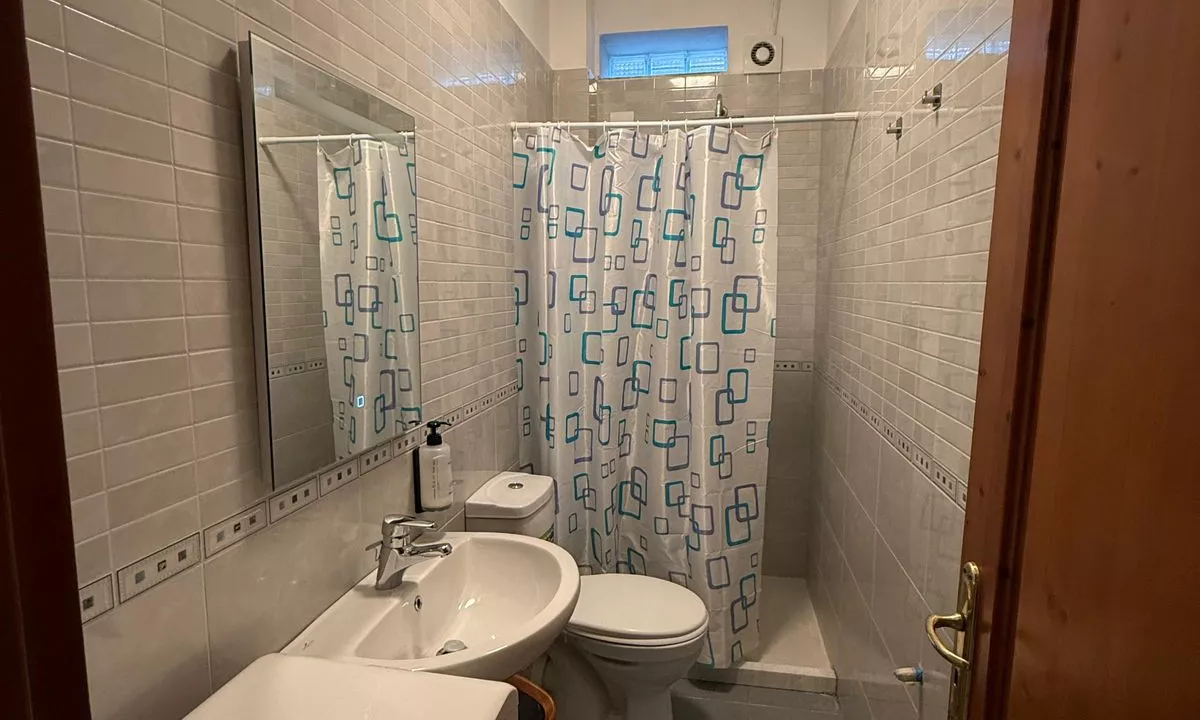 Shtepi me qera Apartament ne Tirane, 2+1, Mobilimi E mobiluar, Pagesa 60,000  Leke.