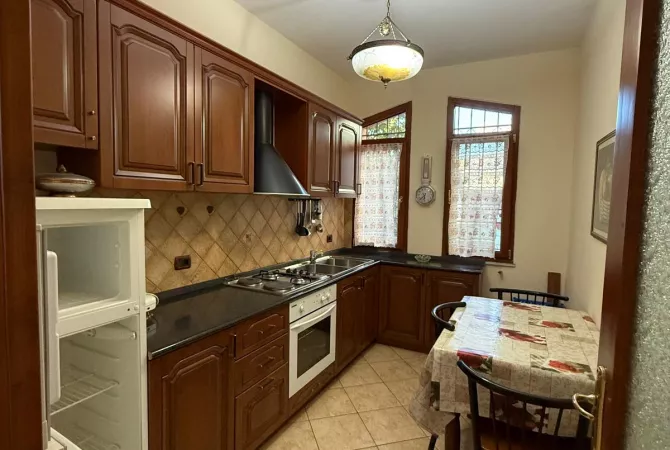 Shtepi me qera Apartament ne Tirane, 2+1, Mobilimi E mobiluar, Pagesa 60,000  Leke.