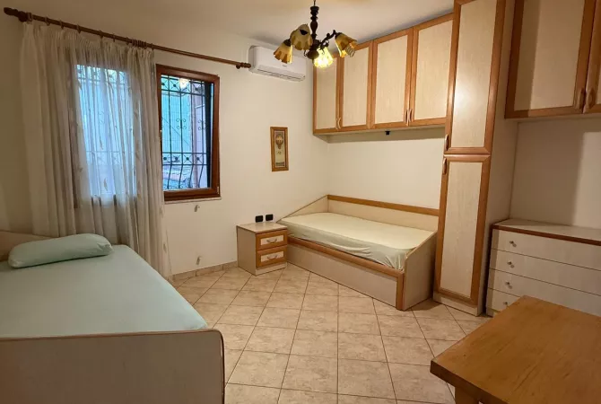 Shtepi me qera Apartament ne Tirane, 2+1, Mobilimi E mobiluar, Pagesa 60,000  Leke.