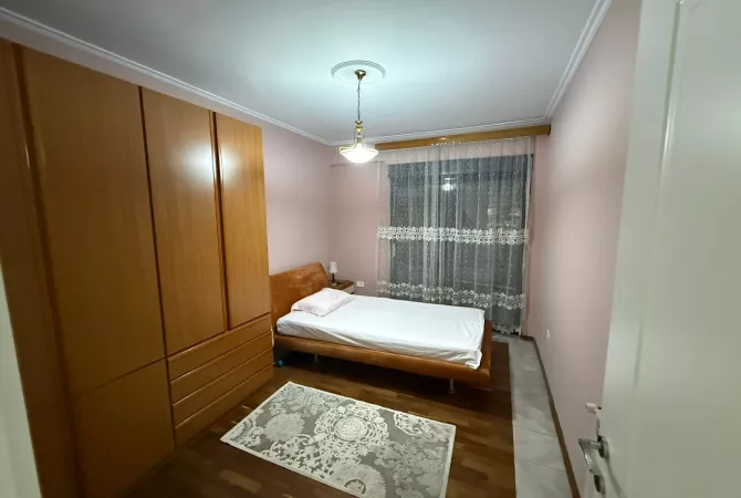 Shtepi me qera Apartament ne Tirane, 2+1, Mobilimi E mobiluar, Pagesa 1,100  Euro.