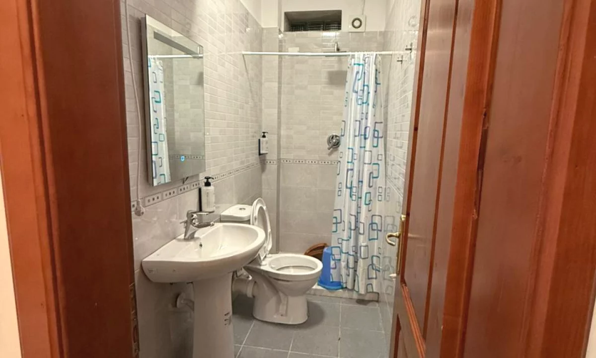 Shtepi me qera Vila Luksoze ne Tirane, 2+1, Mobilimi E mobiluar, Pagesa 500  Euro.