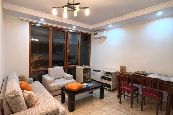 Shtepi me qera Vila Luksoze ne Tirane, 2+1, Mobilimi E mobiluar, Pagesa 500  Euro.