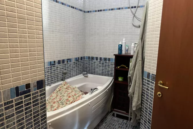 Shtepi ne shitje Apartament ne Tirane, 2+1, Mobilimi E mobiluar, Pagesa 206,000  Euro.