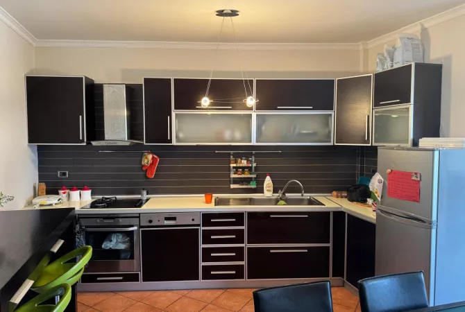 Shtepi ne shitje Apartament ne Tirane, 2+1, Mobilimi E mobiluar, Pagesa 206,000  Euro.