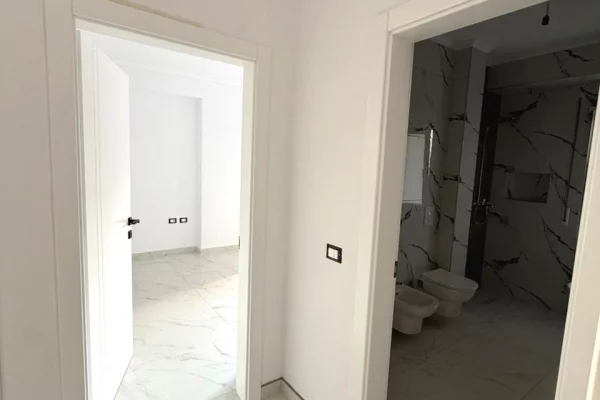 Shtepi me qera Apartament ne Tirane, 2+1, Mobilimi Bosh, pa mobiluar, Pagesa 450  Euro.