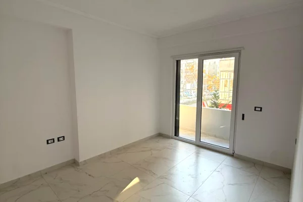 Shtepi me qera Apartament ne Tirane, 2+1, Mobilimi Bosh, pa mobiluar, Pagesa 450  Euro.