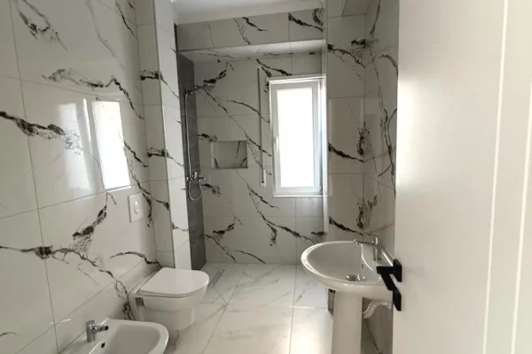 Shtepi me qera Apartament ne Tirane, 2+1, Mobilimi Bosh, pa mobiluar, Pagesa 450  Euro.