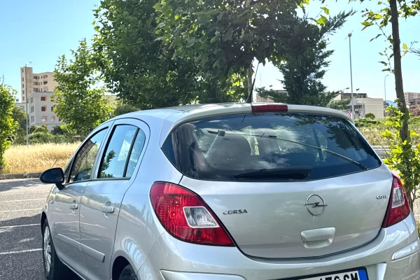 Auto in Vendita a Elbasan, Opel, 2008 Diesel,Kambio Manual Pagamento 2,900  Euro.