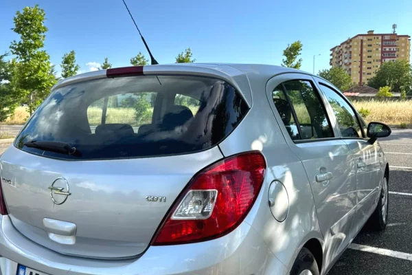 Auto in Vendita a Elbasan, Opel, 2008 Diesel,Kambio Manual Pagamento 2,900  Euro.