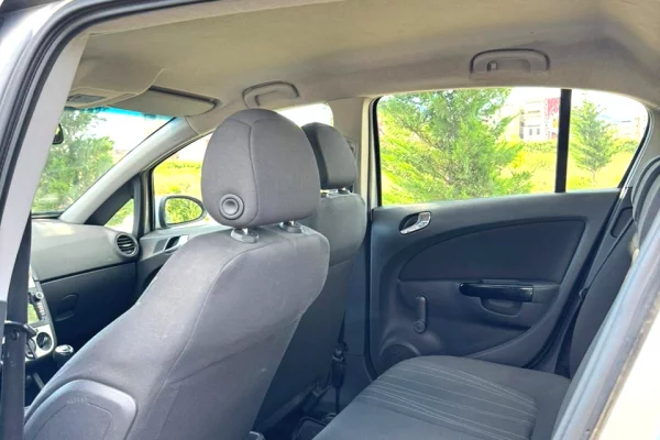 Auto in Vendita a Elbasan, Opel, 2008 Diesel,Kambio Manual Pagamento 2,900  Euro.