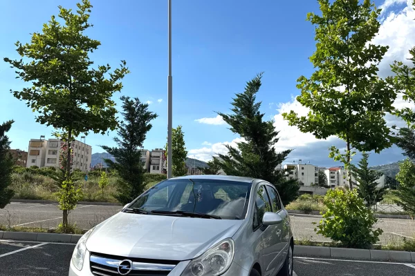 Auto in Vendita a Elbasan, Opel, 2008 Diesel,Kambio Manual Pagamento 2,900  Euro.