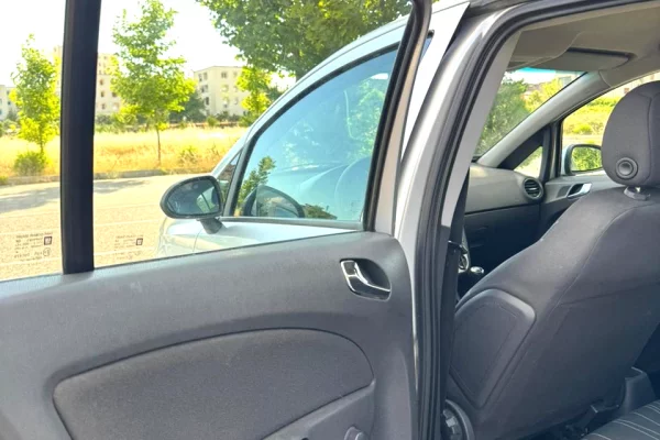 Auto in Vendita a Elbasan, Opel, 2008 Diesel,Kambio Manual Pagamento 2,900  Euro.