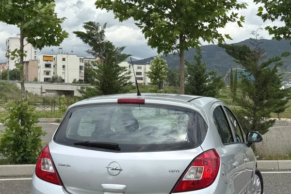 Makina ne shitje ne Elbasan, Opel, 2008 Diesel,Kambio Manual Pagesa 3,200  Euro.