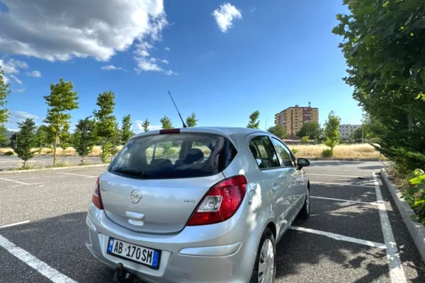 Auto in Vendita a Elbasan, Opel, 2008 Diesel,Kambio Manual Pagamento 2,900  Euro.