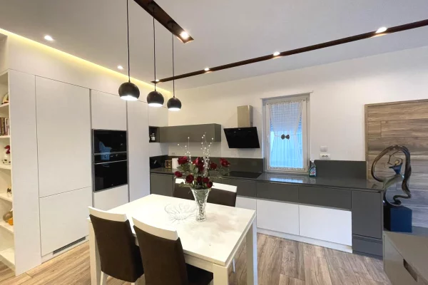 Shtepi me qera Apartament ne Tirane, 3+1, Mobilimi E mobiluar, Pagesa 1,350  Euro.