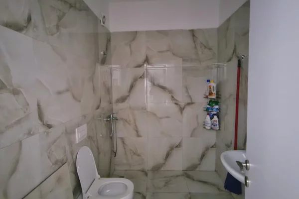 Shtepi me qera Apartament ne Tirane, 1+1, Mobilimi E mobiluar, Pagesa 50,000  Leke.