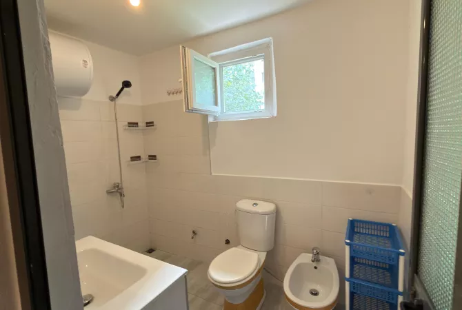 Shtepi me qera Apartament ne Tirane, 1+1, Mobilimi E mobiluar, Pagesa 50,000  Leke.