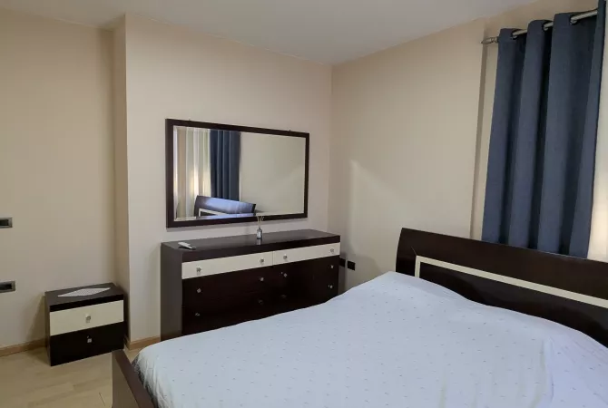 Jepet me qera apartamenti 2+1(i konvertuar ne 3+1) te Pazari i Ri