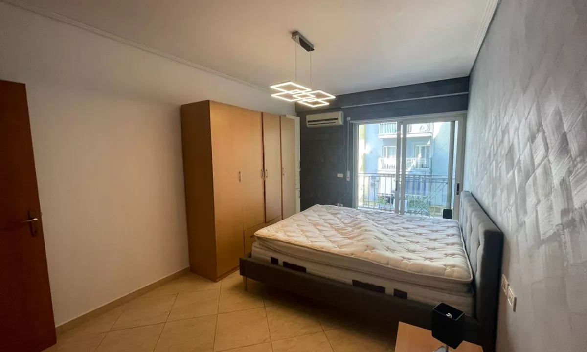 Shtepi ne shitje Apartament ne Tirane, 2+1, Mobilimi E mobiluar, Pagesa 190,000  Euro.