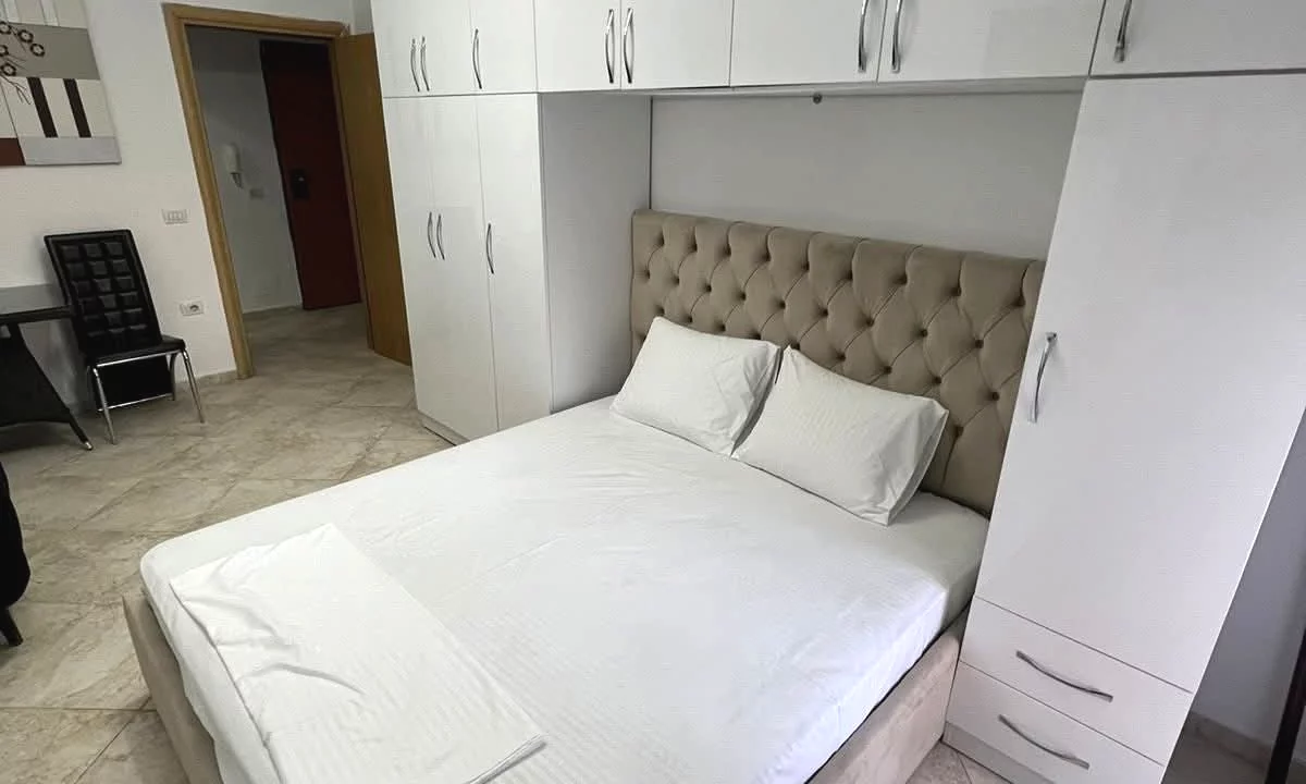 Shtepi me qera Apartament ne Tirane, Garsoniere, Mobilimi E mobiluar, Pagesa 50,000  Leke.