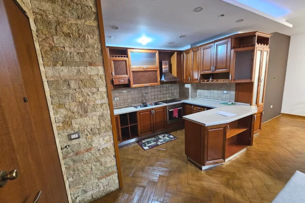 Shtepi me qera Apartament ne Tirane, 3+1, Mobilimi E mobiluar, Pagesa 700  Euro.