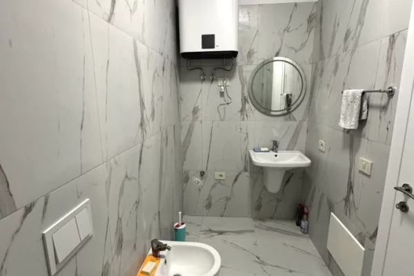 Shtepi me qera Apartament ne Tirane, 2+1, Mobilimi Bosh, pa mobiluar, Pagesa 1,000  Euro.