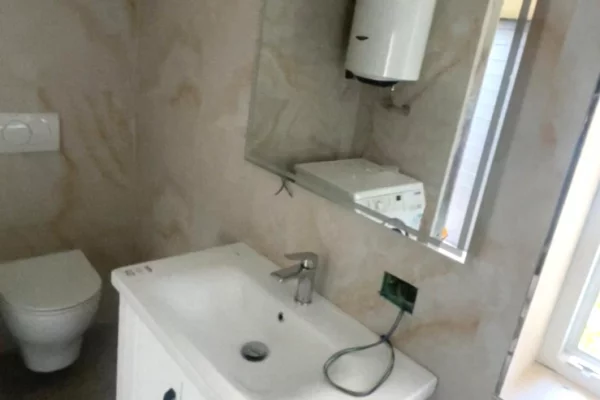 Shtepi me qera Vila Luksoze ne Tirane, 1+1, Mobilimi E mobiluar, Pagesa 450  Euro.