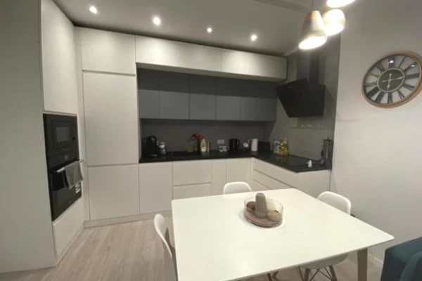 Shtepi me qera Apartament ne Tirane, 2+1, Mobilimi E mobiluar, Pagesa 50,000  Leke.