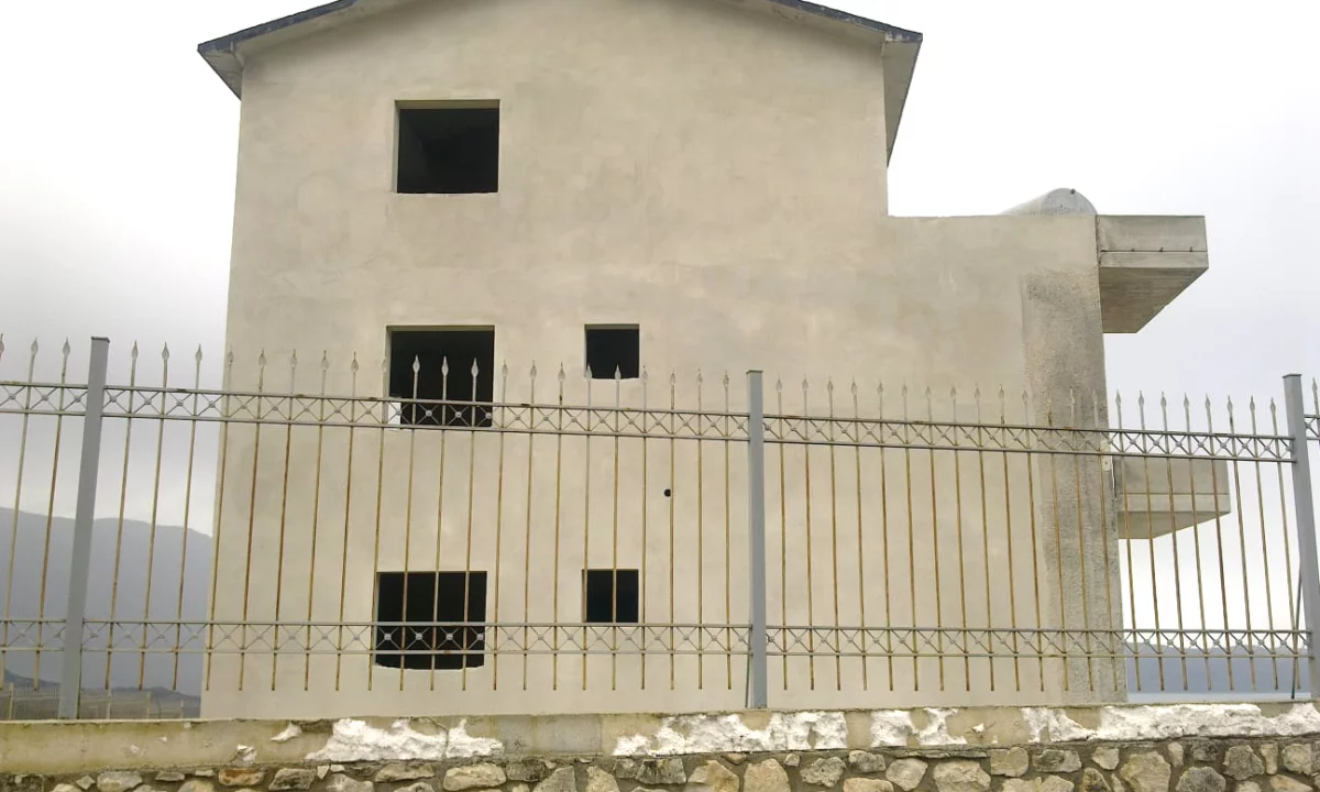 Shitet vile 3 kate me 2000 m2 tok ne Tragjas Vlore