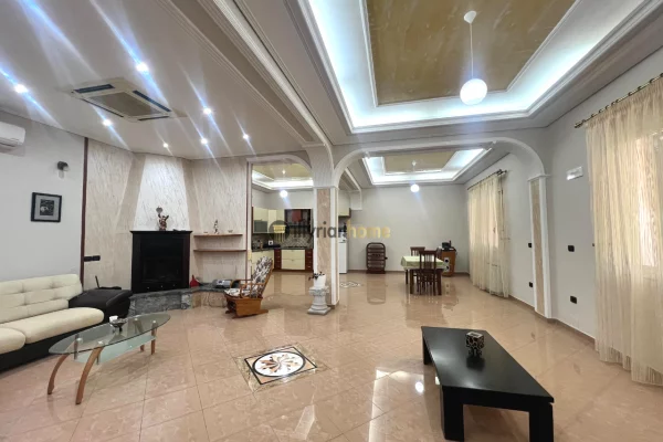 Shitet Vilë 3-Katëshe, pranë Lungomare, Vlorë.