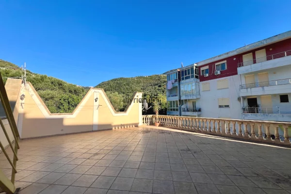 Shtepi ne shitje Apartament ne Vlore, 4+1, Mobilimi E mobiluar, Pagesa 650,000  Euro.